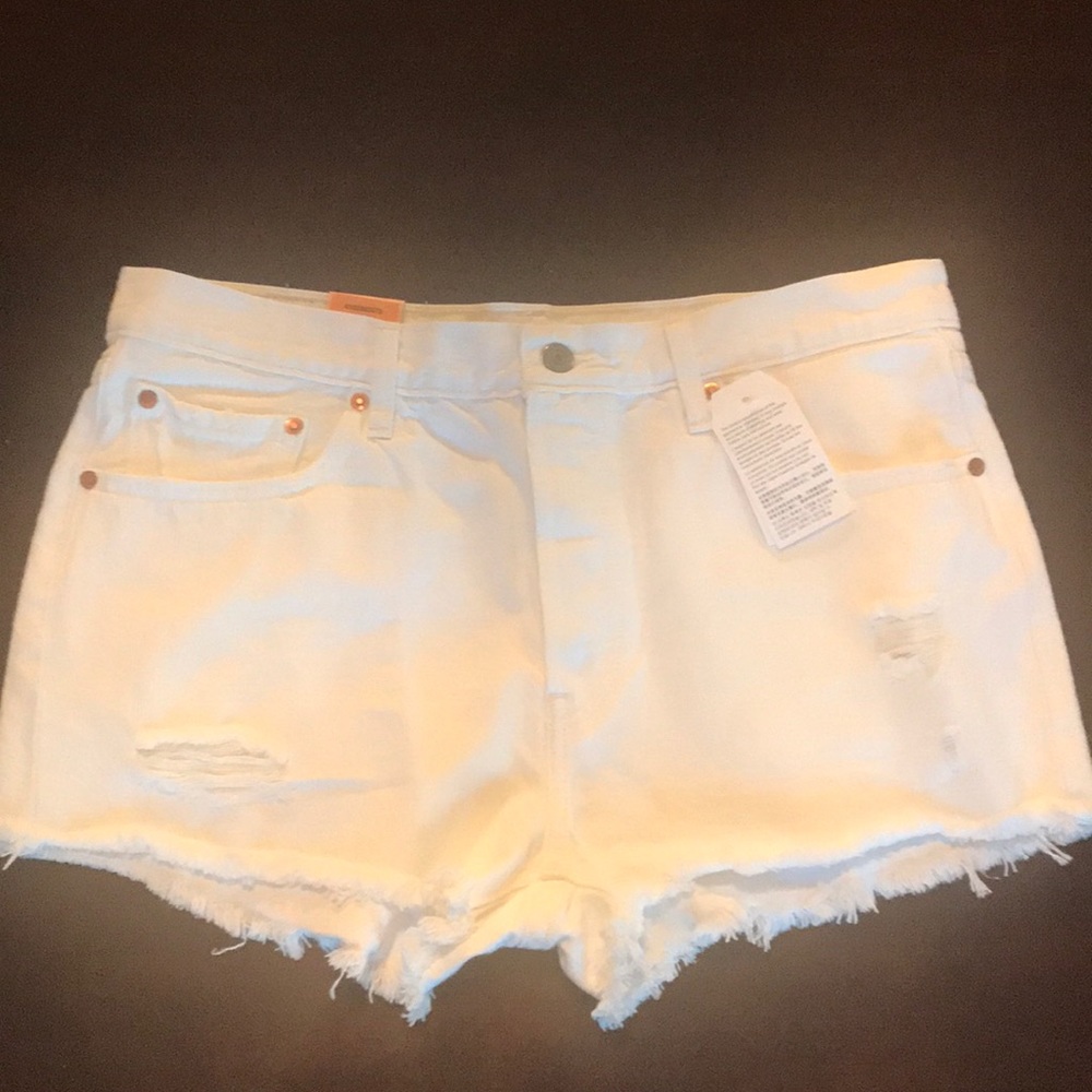 NWT Levi’s Original Fit 501 Jean  White Shorts!!